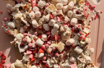 Valentine’s Day Snack Mix – Fit Foodie Finds